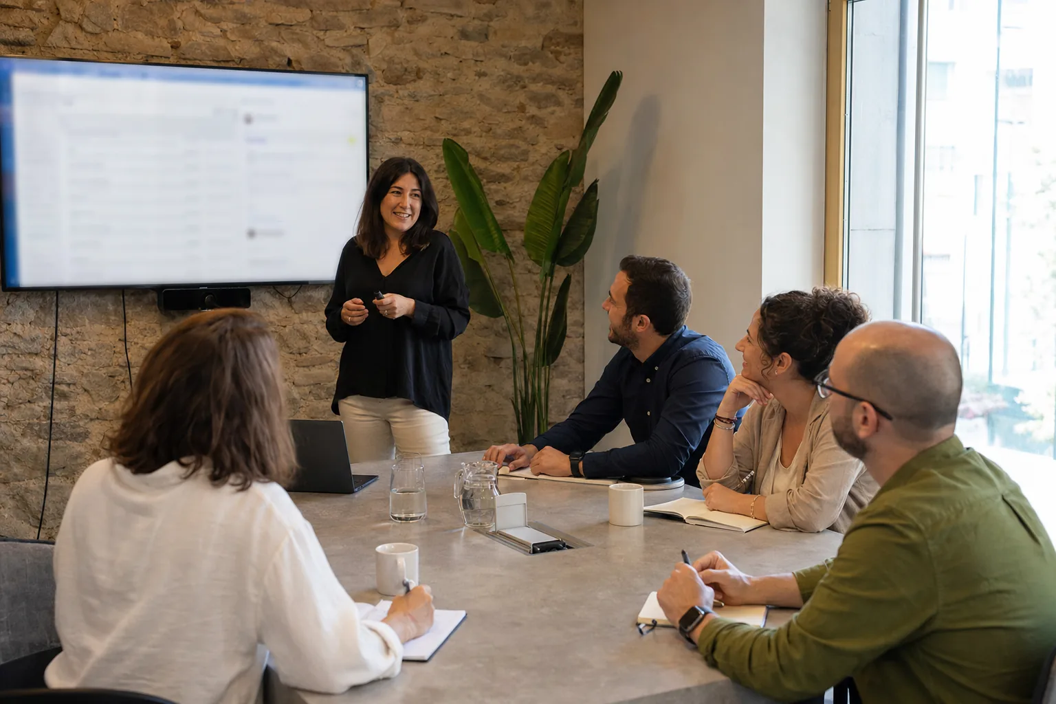 Un equipo pequeño en una sesión breve de formación sobre correos sospechosos en la sala de reuniones de su oficina